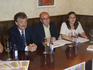  El secretario xeral de Emigración, acompañado por los organizadores, en la presentación del festival.