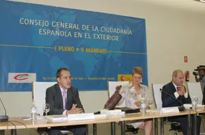  Agustín Torres, Consuelo Rumí y Manuel Chaves, presidiendo el último pleno celebrado por el CGCEE.