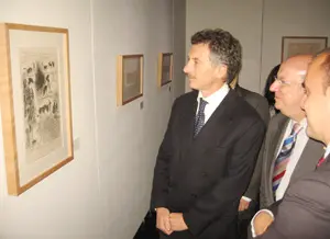 Mauricio Macri y Santiago Fisas, recorriendo la muestra.