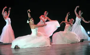 El cuerpo de baile de la sociedad leonesa agradó por su coreografía.