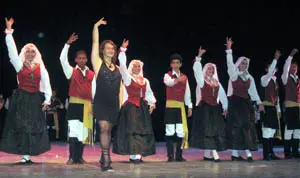 Marilyn García, con el grupo de baile de la asociación Monterroso y Antas de Ulla.