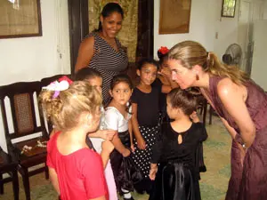 Victoria Cristóbal habla con unas niñas de la colectividad madrileña de Cuba.