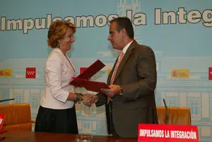 Esperanza Aguirre y Celestino Corbacho se estrechan la mano durante la firma del convenio.
