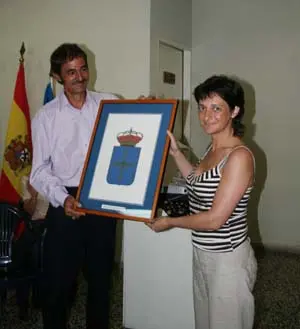 Eugenia Álvarez entrega un cuadro con el escudo de Asturias a Víctor Valle.
