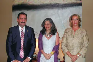 El alcalde de Salamanca, Julián Lanzarote, y la presidenta de la Diputación salmantina, Isabel Jiménez, tras su reunión con la ministra de Cultura de Argentina, Silvia Fajre, en el año 2006.