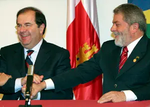 El presidente de Brasil, Luis Ignacio Lula da Silva, conversa con el presidente de la Junta, Juan Vicente Herrera.