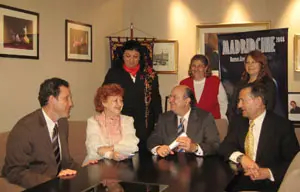 Fisas entrega la ayuda a la Marta Rey, en representación de la Asociación Amigos de la Zarzuela.