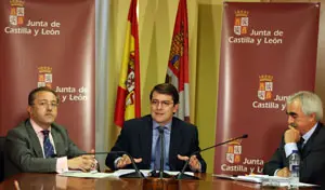 Fernández Mañueco –en el centro–, con Felix Colsa –izda.– y Cayo Sastre.