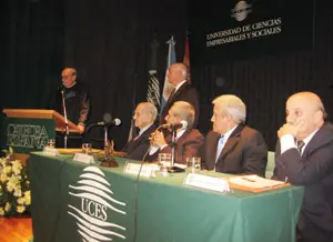 El periodista Antonio Carrizo agradece el regalo entregado por Manuel Cao Corral.