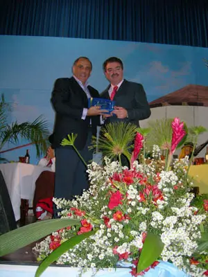 Francisco Correa Jiménez hace entrega de un reconocimiento al director de la ORI, Jacinto Pérez Acosta.