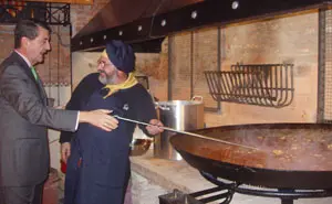  El cónsul Lopez Aguilar, junto a Mariano, el paellero de la comunidad.