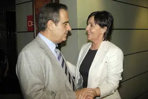Dolores Gorostiaga, saludando al ministro de Trabajo e Inmigración, Celestino Corbacho.