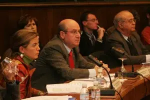 Rodríguez -en el centro- durante un pleno anterior.