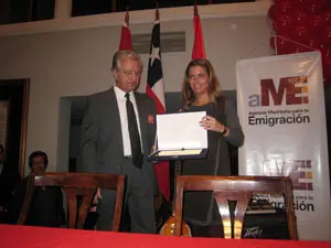Victoria Cristóbal recibe una placa de manos de Elías Vila.