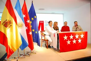 Directivos de la Casa de Madrid presentan al actor José Sacristán, en la sede regional madrileña.