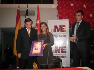El presidente del Estadio Español le entrega un presente a la directora de Emigración, en presencia de Manuel Ortiz.