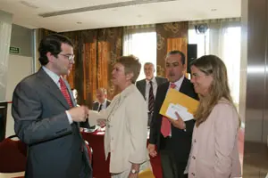  Rumí saluda a algunos de los representantes de las Comunidades Autónomas de Castilla y León y de Madrid.