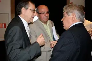 El presidente de Francisco Ruiz y el secretario de la Xunta, Manuel Luis Rodríguez, conversan con un consejero.