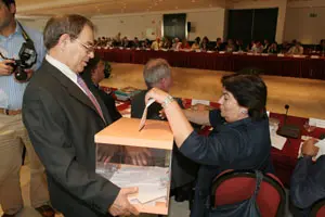 Hernández vota en la elección de presidente del Consejo General.
