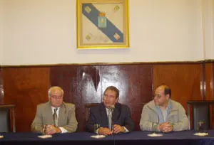 Carlos Sixirei, junto a Manuel Ramos, presidente de Casa de Galicia, y Luis Cerviño, presidente de la Unión Sociedades Galegas, en la presentación.