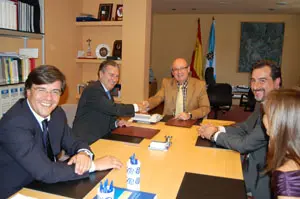 Manuel Luis Rodríguez y Jesús de la Pedraja se dan la mano tras la firma del convenio.