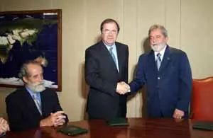 Juan Vicente Herrera (c) se entrevista con el presidente de Brasil, Lula Da Silva (d), en presencia del embajador.