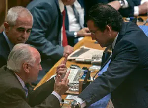 Feijóo conversa con Castelao Bragaña y Miras Portugal durante el Pleno Extraordinario del pasado lunes.