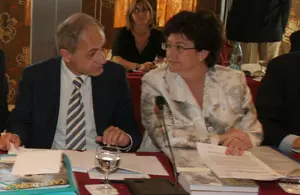 Alarcón conversa con el consejero de la Comunidad Valenciana.