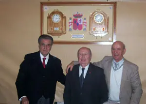 Fernando García Navarro, Enrique Labora y Constantino González, durante la celebración. Al fondo, el tablero artesanal donado.