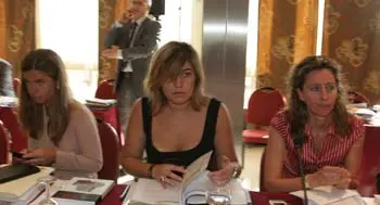 Josefa González -en el centro-, durante la celebración del Pleno.