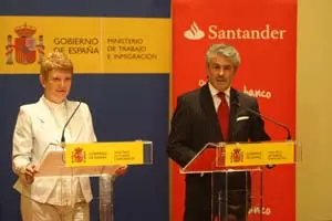 Consuelo Rumí y el director general de Banca Comercial del Banco Santander, Enrique García Candelas.