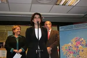 Emilia García presenta la muestra ‘Nós mesmos’, acompañada por Porteiro y Rodríguez.