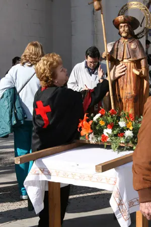  Una peregrina toca al Apóstol antes de iniciar el Camino.