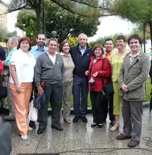 Touriño y Soneira, con representantes del PSOE en el exterior.