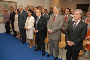 Los asistentes al acto escuchan de pie el himno de Galicia.