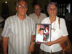 Los presidentes de sociedades gallegas realizaron un homenaje al gaitero Eduardo Lorenzo.