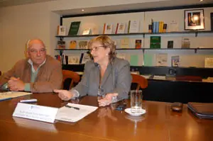 Osvaldo Méndez y María Xosé Porteiro, durante la rueda de prensa que ofrecieron en la sede de la Delegación.