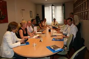 Los miembros de la Comisión Delegada del Consejo Asturiano de Comunidades al inicio de la reunión.