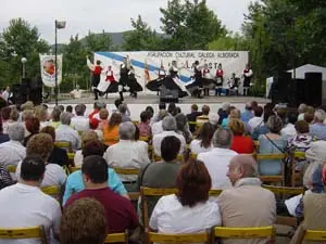 O público asiste a unha das actuacións no ‘Parque Popular’.