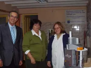 La directora de la escuela valoró mucho la donación del multiprocesador.