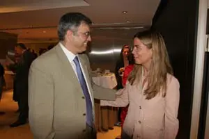 Victoria Cristóbal conversa con Valentín Ruíz, viceconsejero de Emigración de Asturias, en el pleno del CGCEE.