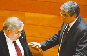 Ismael Rego y Carlos Aymerich, en el Parlamento.