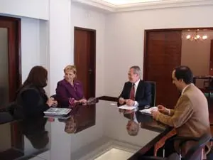 María Xosé Porteiro, durante su reunión con el intendente de la ciudad de Santa Fe, Mario Domingo Barletta.