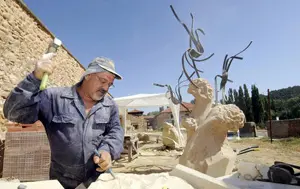 Uno de los escultores cubanos, durante su trabajo con la piedra.