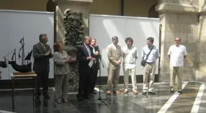 Las autoridades y profesores de la Escuela de Asturianía, en el acto de entrega de la Carabela.