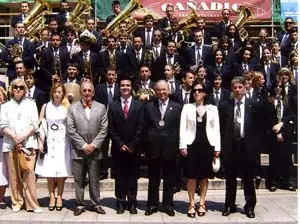 Autoridades municipales, directivos del Centro Gallego de Santander y la banda de Silleda en el ayuntamiento.