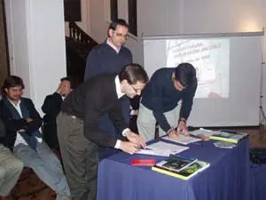 Sergio Guiérrez observa la firma de constitución de JSE en Chile.