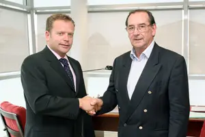 El consejero de Presidencia durante el encuentro con el presidente de la Casa de Cantabria en Navarra.