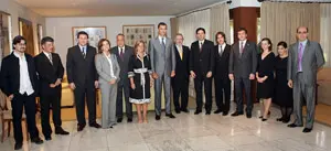  El Príncipe -en el centro-, durante el acto con la colectividad.