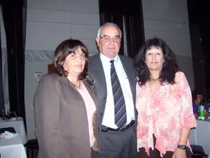 El presidente del Centro Valenciano con dos de las directivas del Centro Castallano y Leonés.